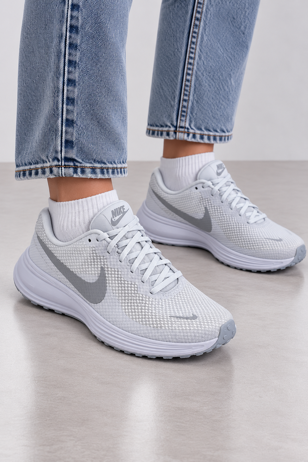 Nike Revolution 8 Damen Laufschuhe Weiß Grau Gr. 38,5