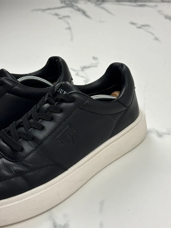 Guess Herren Low Top Sneaker Schwarz Weiß Gr. 44