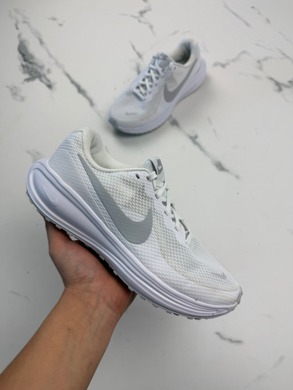 Nike Revolution 8 Damen Laufschuhe Weiß Grau Gr. 38,5