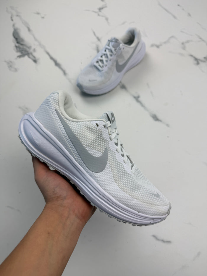 Nike Revolution 8 Damen Laufschuhe Weiß Grau Gr. 38,5