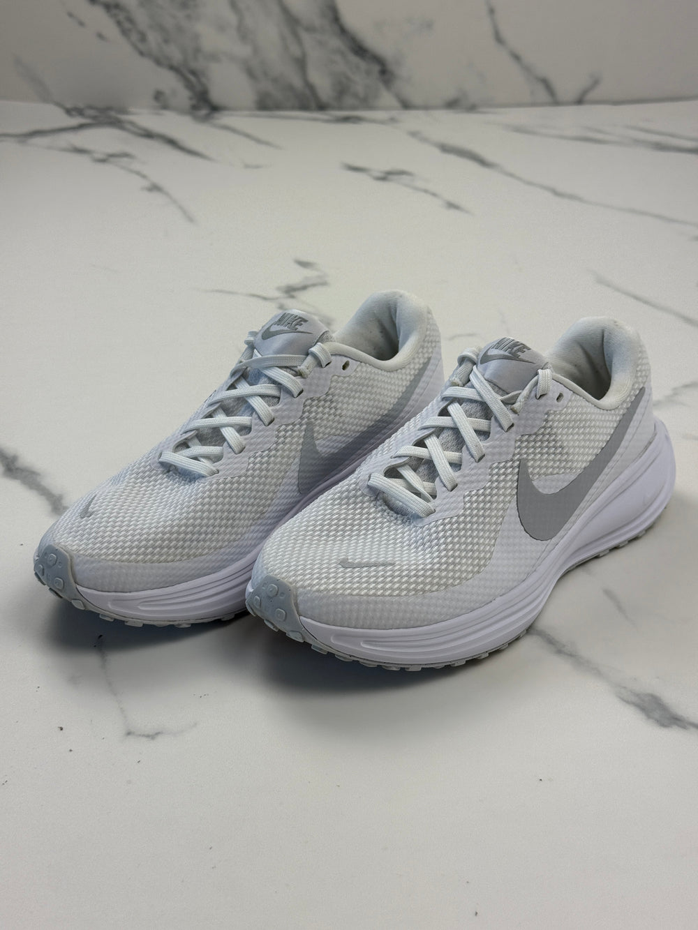 Nike Revolution 8 Damen Laufschuhe Weiß Grau Gr. 38,5