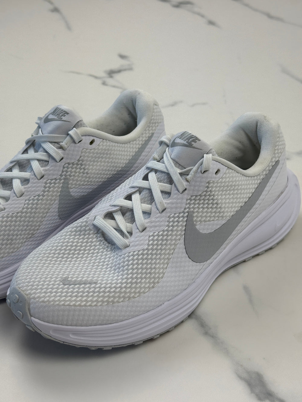Nike Revolution 8 Damen Laufschuhe Weiß Grau Gr. 38,5