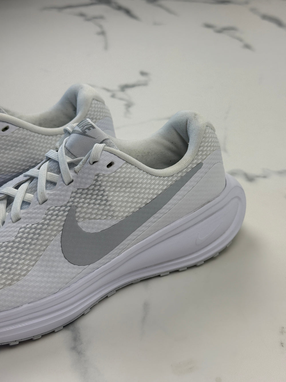 Nike Revolution 8 Damen Laufschuhe Weiß Grau Gr. 38,5