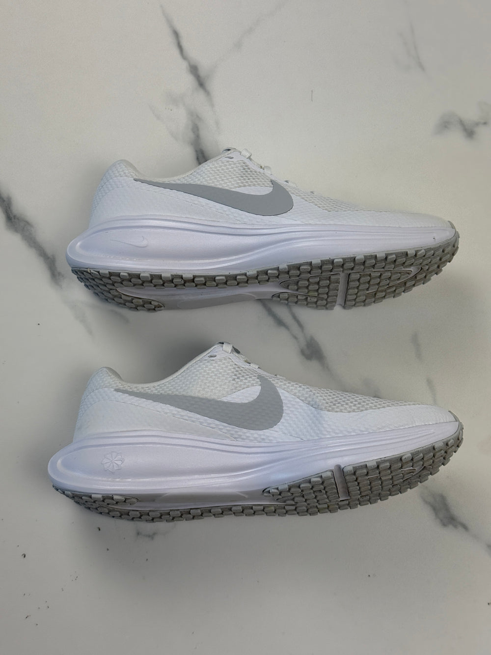 Nike Revolution 8 Damen Laufschuhe Weiß Grau Gr. 38,5