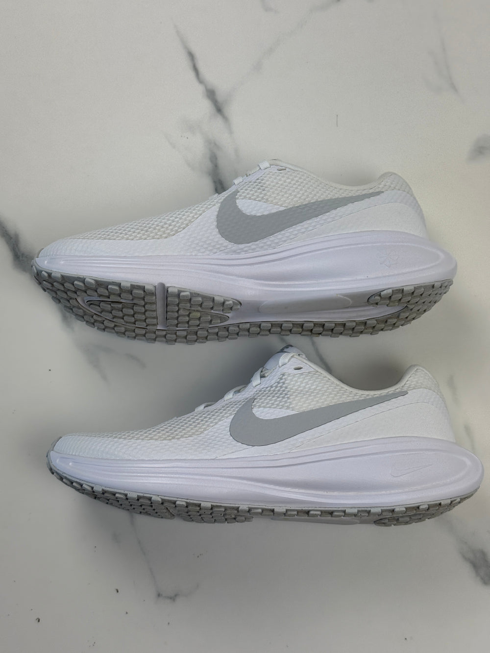 Nike Revolution 8 Damen Laufschuhe Weiß Grau Gr. 38,5