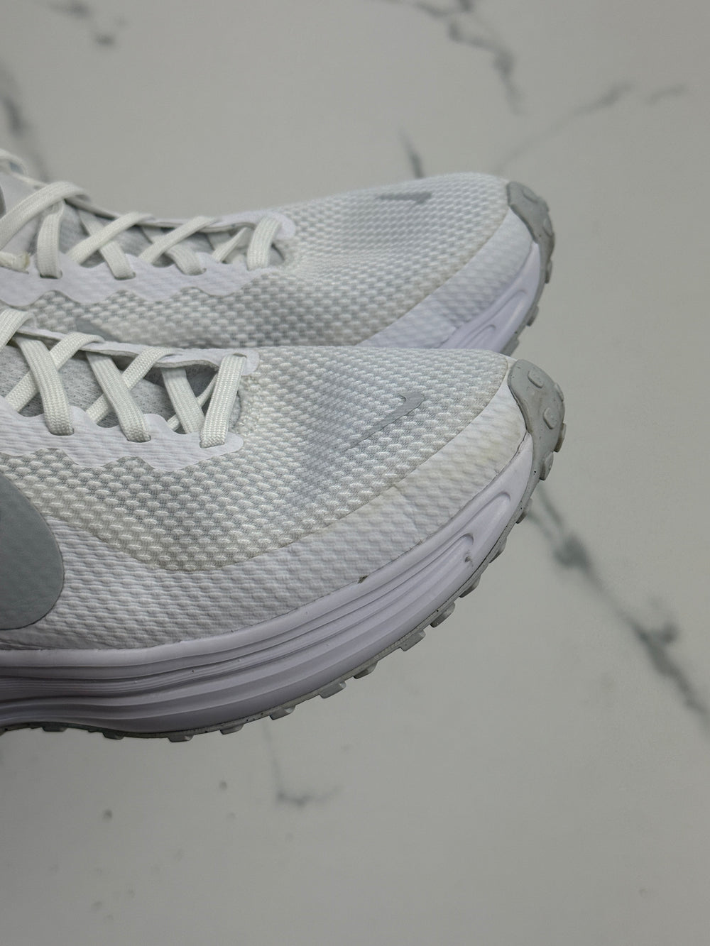 Nike Revolution 8 Damen Laufschuhe Weiß Grau Gr. 38,5