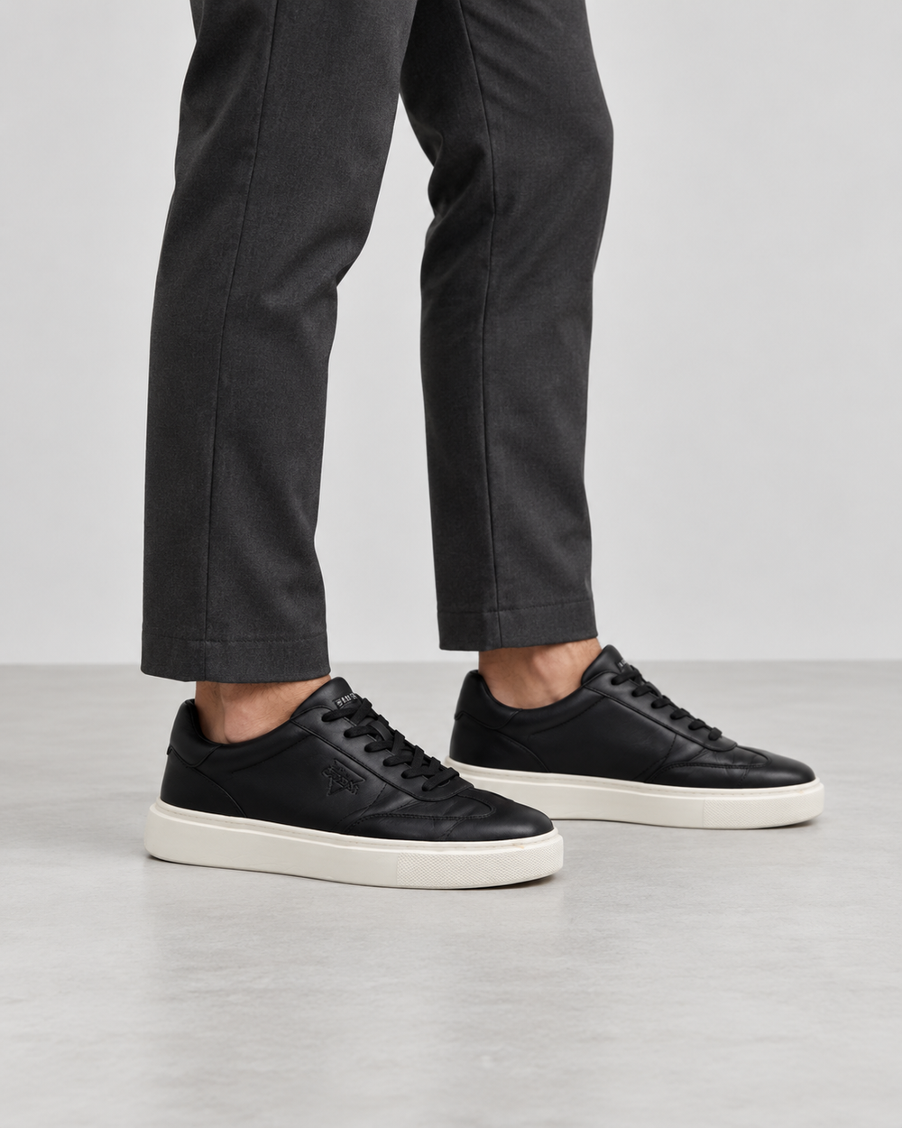 Guess Herren Low Top Sneaker Schwarz Weiß Gr. 44