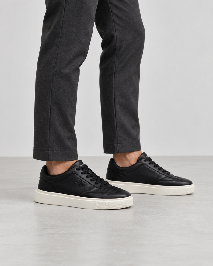 Guess Herren Low Top Sneaker Schwarz Weiß Gr. 44